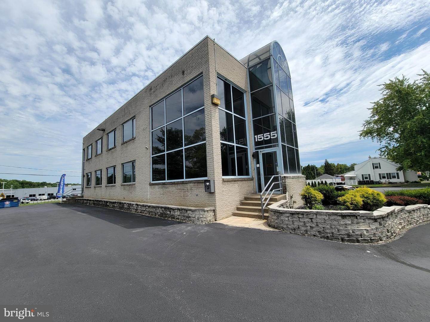 Offices for Sale at 1555 N 18TH Street Allentown, Pennsylvania 18104 United States