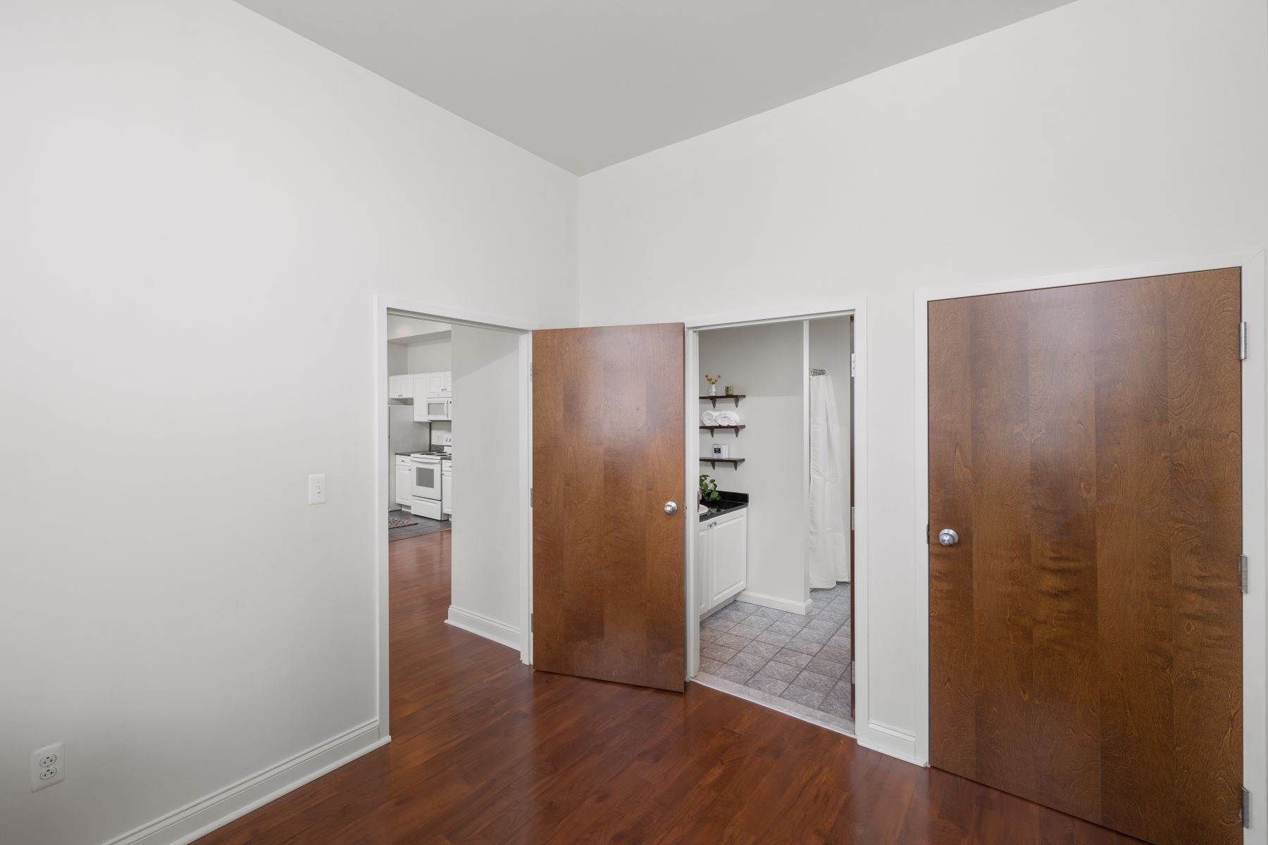 22. Condominiums for Sale at 1001-13 Chestnut Street, Philadelphia, PA 19107 1001-13 Chestnut Street, #603E Philadelphia, Pennsylvania 19107 United States