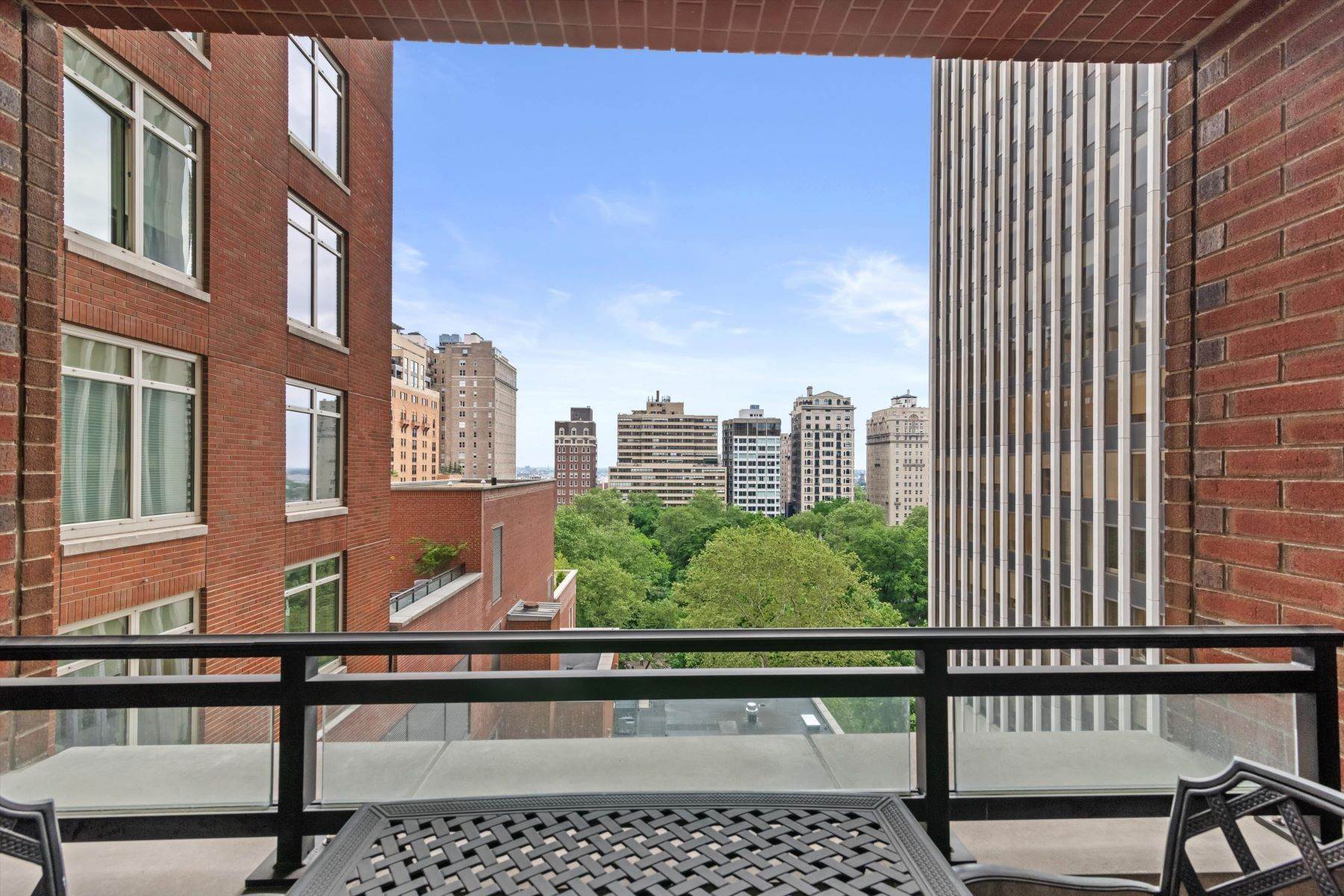22. Condominiums for Sale at 130 South 18th Street, Philadelphia, PA 19103 130 South 18th Street, Unit #1105 Philadelphia, Pennsylvania 19103 United States