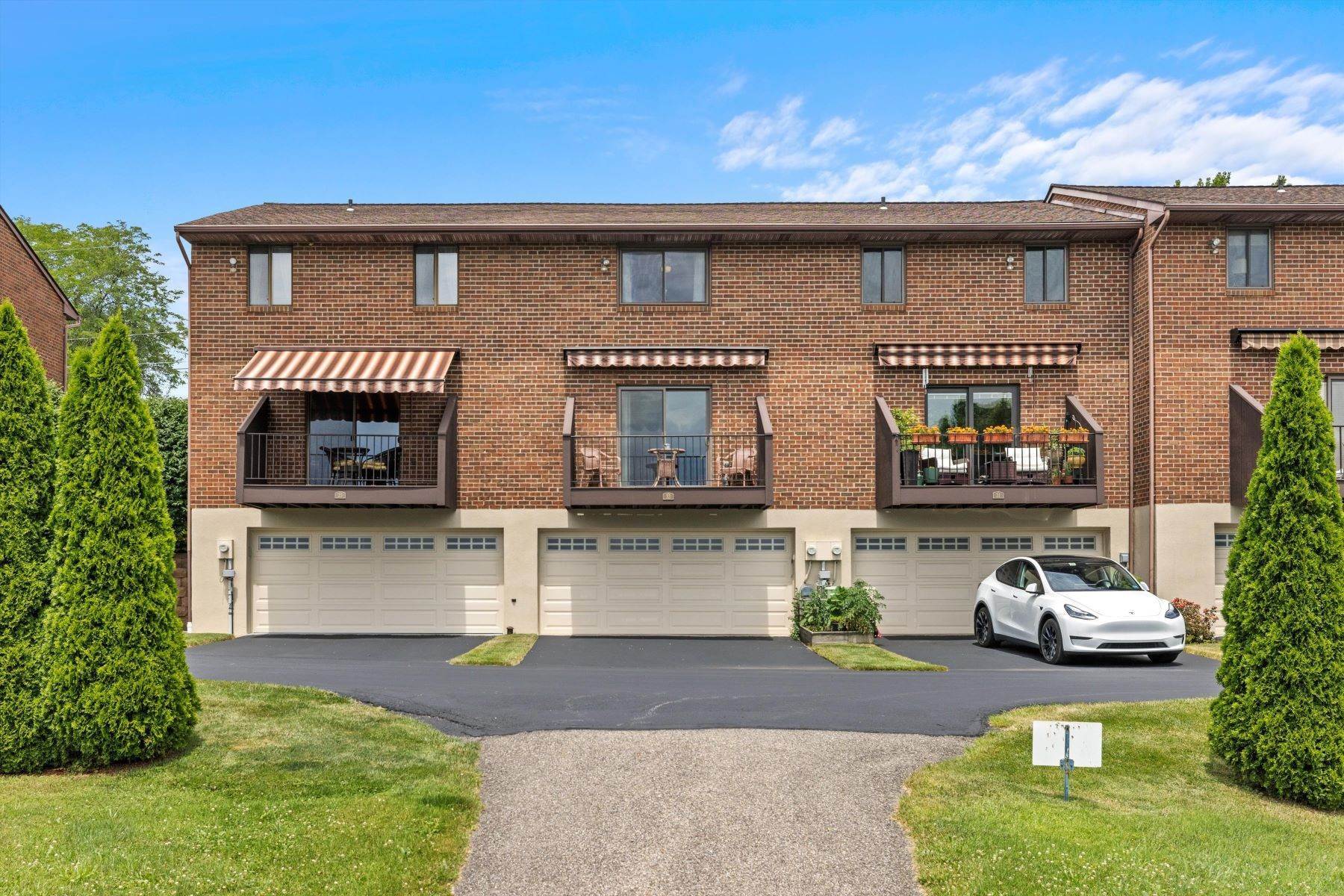 18. Condominiums for Sale at 33 West Washington Avenue, Bethlehem, PA 18018 33 West Washington Avenue Bethlehem, Pennsylvania 18018 United States