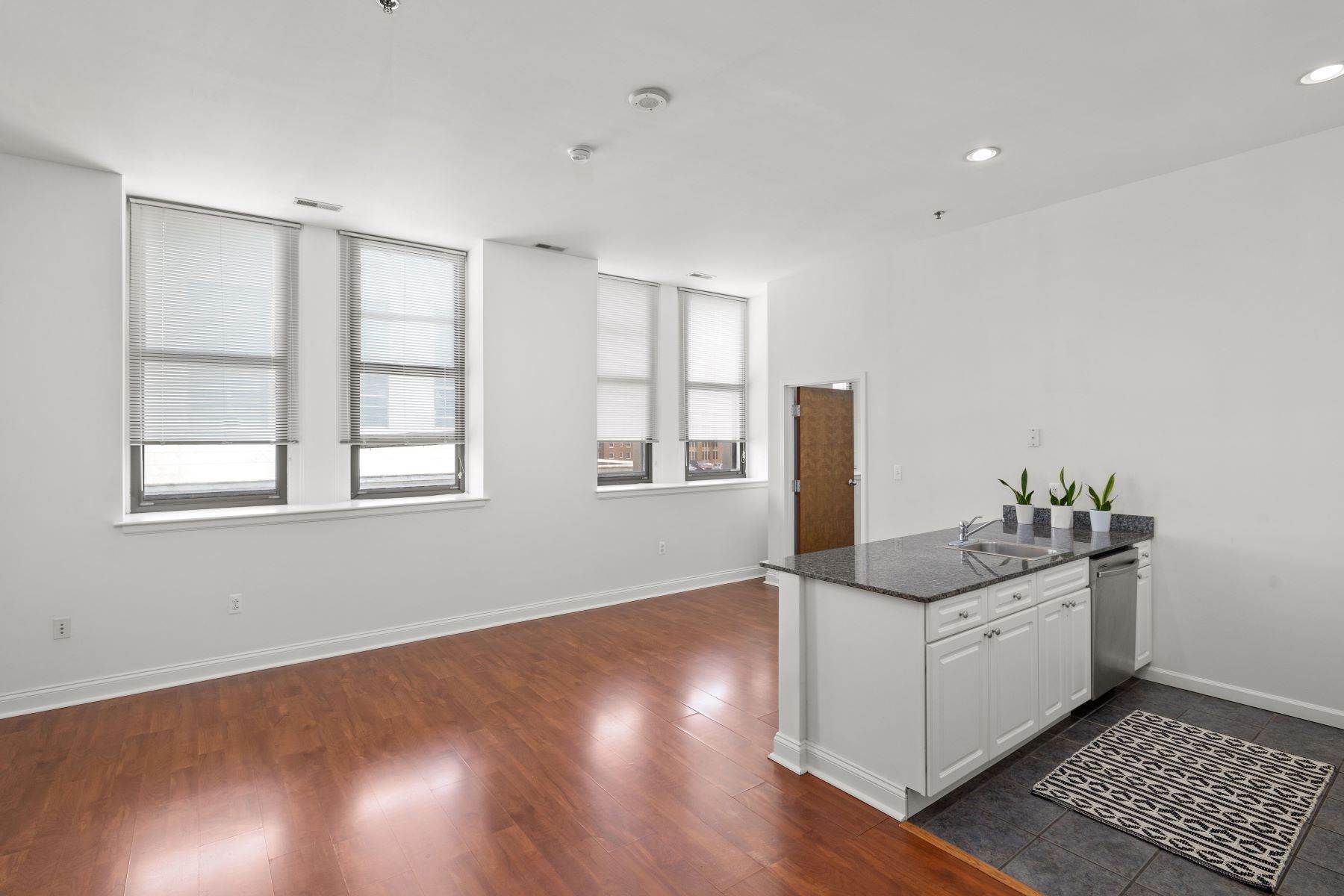 12. Condominiums for Sale at 1001-13 Chestnut Street, Philadelphia, PA 19107 1001-13 Chestnut Street, #603E Philadelphia, Pennsylvania 19107 United States