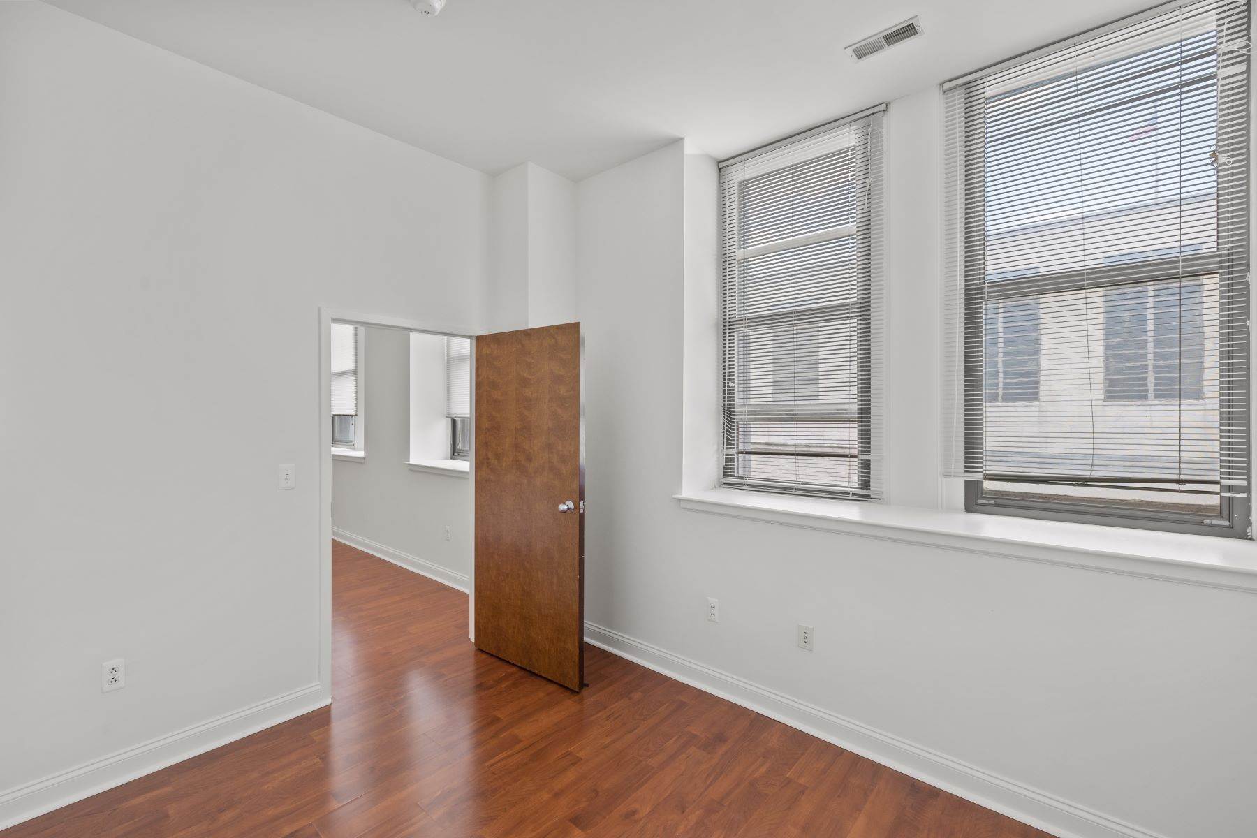 16. Condominiums for Sale at 1001-13 Chestnut Street, Philadelphia, PA 19107 1001-13 Chestnut Street, #603E Philadelphia, Pennsylvania 19107 United States